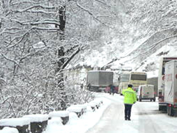 Mai multe autocare cu români, blocate în Bulgaria din cauza zăpezilor - zapadadrumblocatpolitistgigiciun-1318925916.jpg