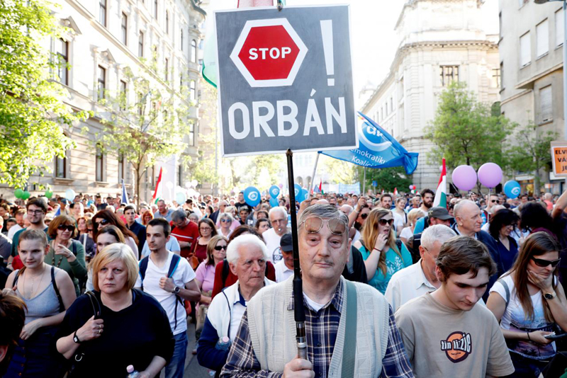 Zeci de mii de persoane au manifestat împotriva premierului Viktor Orban - zeci-1524400890.jpg