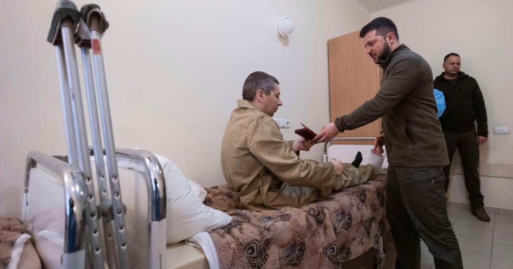 Volodimir Zelenski i-a vizitat în spital pe militarii răniți - zelenskyvizita-1649080772.jpg