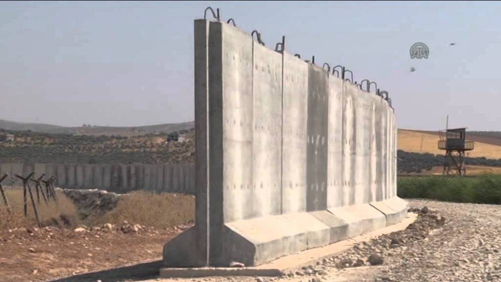 Turcia a ridicat mai mult de jumătate din zidul de la granița cu Siria - zid-1488553624.jpg