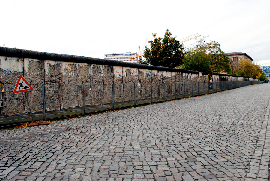 O secțiune istorică din Zidul Berlinului, înlăturată în pofida protestelor - ziduldinberlincelebruintoatalume-1364405748.jpg