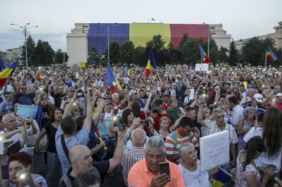 ROMÂNIA PROTESTEAZĂ! Mii de oameni au ieșit din nou în stradă - zyz3ptu4mczoyxnopwvkmwe5mta4nzy4-1529655878.jpg